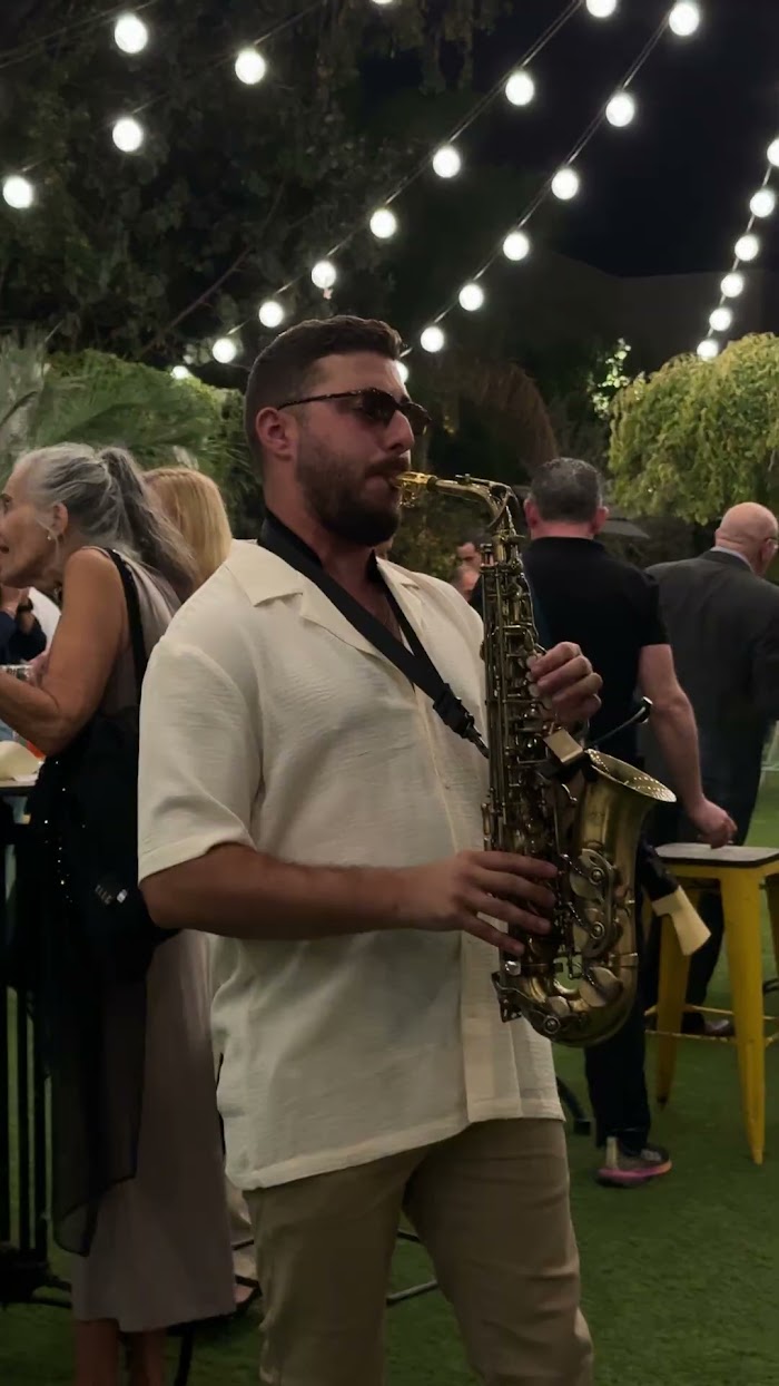 סרטון — סקסופון חתונה